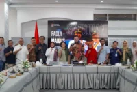 Wali Kota Padang Fadly Amran memimpin Rapat Pleno Dossier Padang sebagai Kota Gastronomi bersama Tim Dossier Pusat di Gedung Putih Rumah Dinas Wali Kota, Kamis (23/7/2026). (Foto: Pemko Padang)