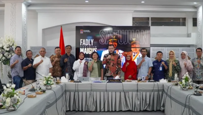 Wali Kota Padang Fadly Amran memimpin Rapat Pleno Dossier Padang sebagai Kota Gastronomi bersama Tim Dossier Pusat di Gedung Putih Rumah Dinas Wali Kota, Kamis (23/7/2026). (Foto: Pemko Padang)