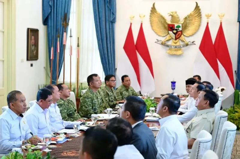 Kepala BMKG, Teuku Faisal Fathani saat rapat terbatas mengenai Penanganan Cuaca Ekstrem dan Penanganan Bencana yang dipimpin Presiden Prabowo Subianto di Istana Merdeka, Jakarta, Selasa (28/7/2026). (Foto: BMKG)