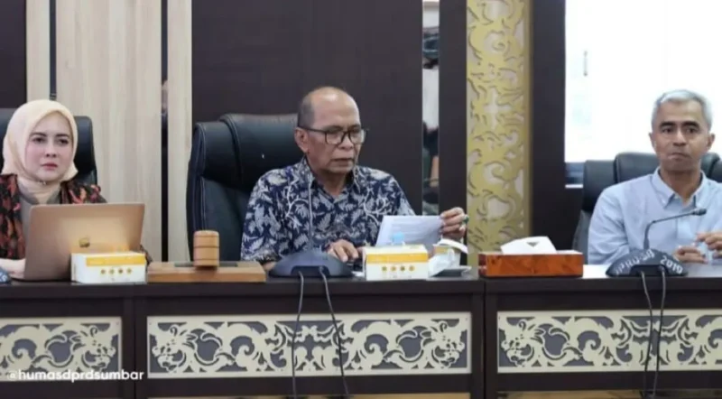 Rapat rutin Tim Ahli DPRD Provinsi Sumbar di Ruang Khusus 2.