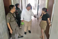 Petugas Satpol PP Padang saat melakukan pengawasan di salah satu rumah kos di Kecamatan Padang Selatan, Rabu (22/7/2026). (Foto: Dok. Humas Satpol PP Padang)