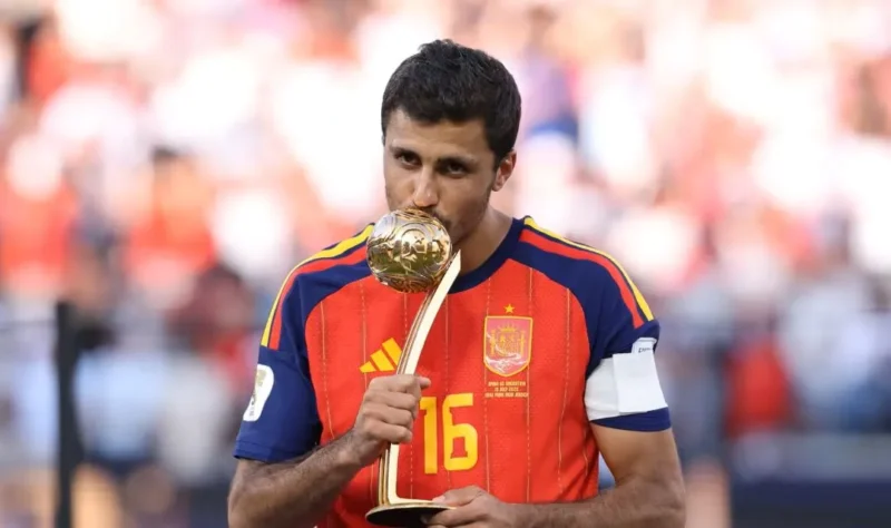 Rodri raih penghargaan Bola Emas adidas. (Foto: FIFA.com)