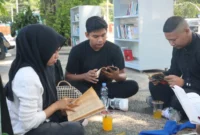 Sejumlah pengunjung sedang membaca buku di Taman bacaan terbuka Kantor Dispusip Padang, Sabtu (25/7/2026). (Foto: Pemko Padang)