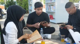 Sejumlah pengunjung sedang membaca buku di Taman bacaan terbuka Kantor Dispusip Padang, Sabtu (25/7/2026). (Foto: Pemko Padang)