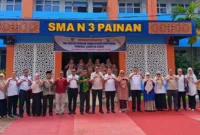 Ketua Tim Verifikasi Provinsi Sumbar, Randy Arfian (tengah), Sekkab Pessel, Zainal Arifin, Kadis Pendidikan Pessel, Salim Muhaimin dan Kepala SMAN 3 Painan, Rini Amelia foto bersama di halaman sekolah. (Foto: Dok. SMAN 3 Painan)