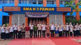 Ketua Tim Verifikasi Provinsi Sumbar, Randy Arfian (tengah), Sekkab Pessel, Zainal Arifin, Kadis Pendidikan Pessel, Salim Muhaimin dan Kepala SMAN 3 Painan, Rini Amelia foto bersama di halaman sekolah. (Foto: Dok. SMAN 3 Painan)