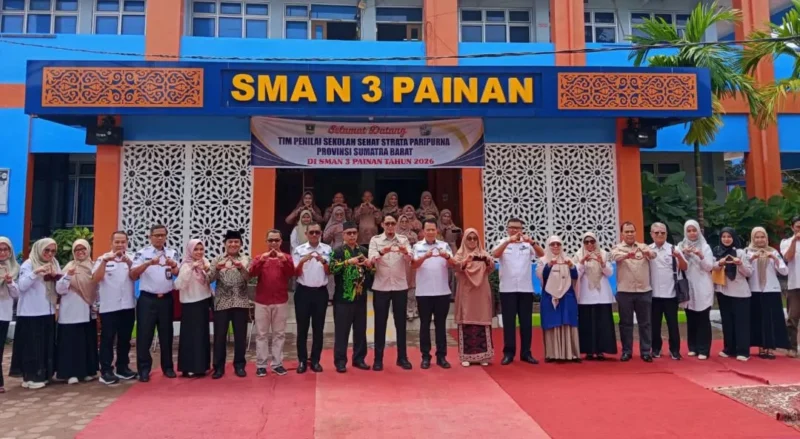 Ketua Tim Verifikasi Provinsi Sumbar, Randy Arfian (tengah), Sekkab Pessel, Zainal Arifin, Kadis Pendidikan Pessel, Salim Muhaimin dan Kepala SMAN 3 Painan, Rini Amelia foto bersama di halaman sekolah. (Foto: Dok. SMAN 3 Painan)