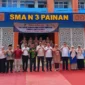 Ketua Tim Verifikasi Provinsi Sumbar, Randy Arfian (tengah), Sekkab Pessel, Zainal Arifin, Kadis Pendidikan Pessel, Salim Muhaimin dan Kepala SMAN 3 Painan, Rini Amelia foto bersama di halaman sekolah. (Foto: Dok. SMAN 3 Painan)