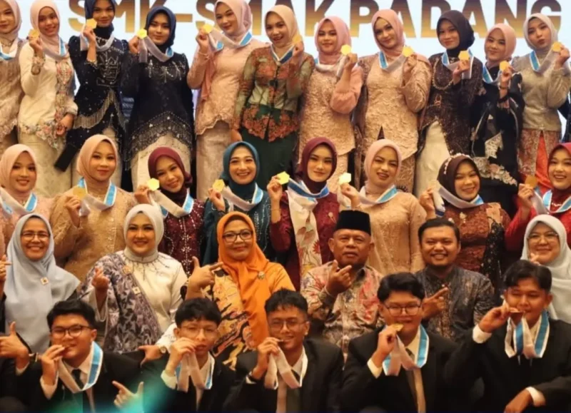 Sebanyak 13 lulusan SMK SMAK Padang Angkatan ke-58 Tahun Ajaran 2025/2026 dinyatakan lolos Program Beasiswa, Pelatihan dan Kebekerjaan UC RUSAL Rusia. (Foto: Humas SMK SMAK Padang)