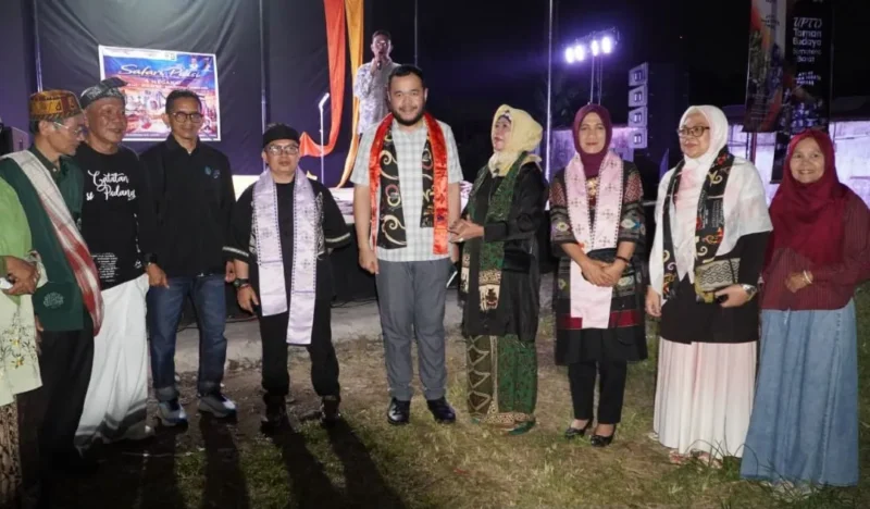 Wali Kota Padang Fadly Amran melepas delegasi DPD SatuPena Sumbar yang akan mengikuti Safari Puisi Empat Negara di Galeri Taman Budaya Sumbar, Selasa (28/7/2026). (Foto: Pemko Padang)
