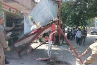 Petugas Satpol PP Padang menertibkan kanopi yang menutupi trotoar di Jalan Teduh Jati, Kecamatan Padang Timur, Jumat (31/7/2026). (Foto: Humas Satpol PP Padang)