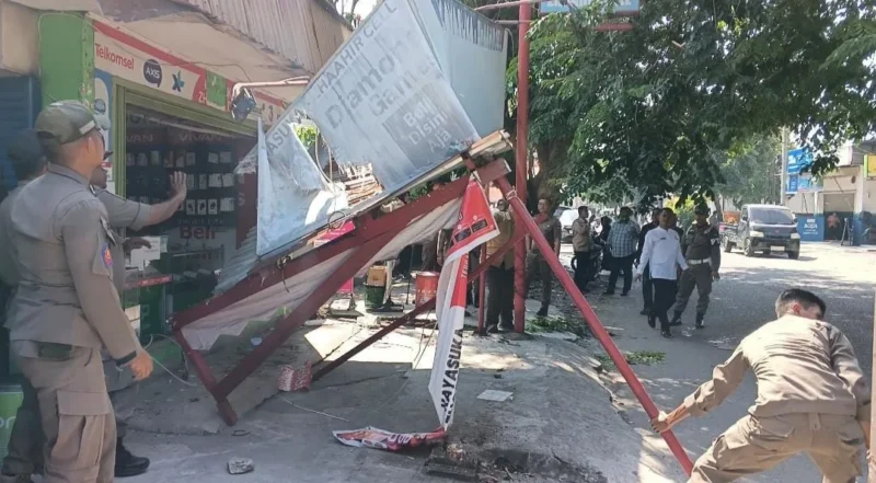 Petugas Satpol PP Padang menertibkan kanopi yang menutupi trotoar di Jalan Teduh Jati, Kecamatan Padang Timur, Jumat (31/7/2026). (Foto: Humas Satpol PP Padang)