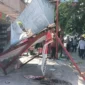 Petugas Satpol PP Padang menertibkan kanopi yang menutupi trotoar di Jalan Teduh Jati, Kecamatan Padang Timur, Jumat (31/7/2026). (Foto: Humas Satpol PP Padang)