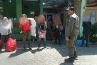 Satpol PP Padang mengamankan enam PMKS, Jumat (24/7/2026). (Foto: Humas Satpol PP Padang)