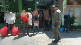 Satpol PP Padang mengamankan enam PMKS, Jumat (24/7/2026). (Foto: Humas Satpol PP Padang)