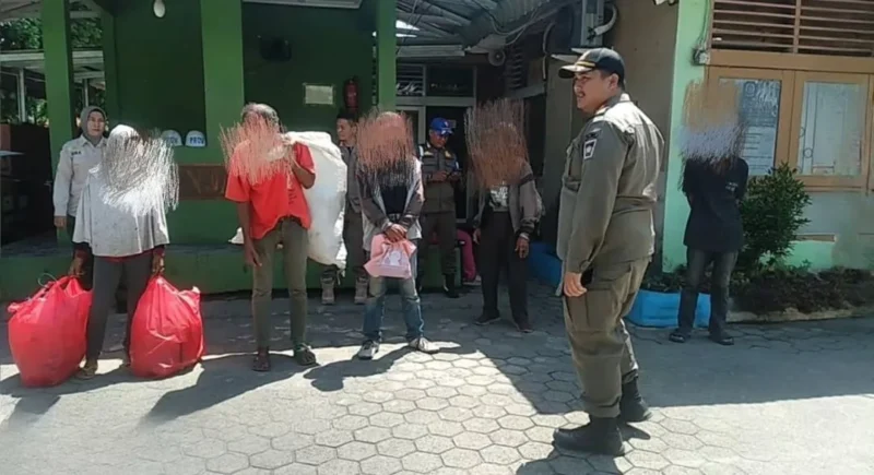 Satpol PP Padang mengamankan enam PMKS, Jumat (24/7/2026). (Foto: Humas Satpol PP Padang)