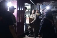 Petugas Satpol PP Padang mengamankan minuman beralkohol tanpa izin dari sebuah warung. (Foto: Humas Satpol PP Padang)