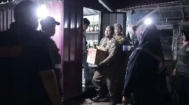 Petugas Satpol PP Padang mengamankan minuman beralkohol tanpa izin dari sebuah warung. (Foto: Humas Satpol PP Padang)