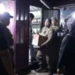 Petugas Satpol PP Padang mengamankan minuman beralkohol tanpa izin dari sebuah warung. (Foto: Humas Satpol PP Padang)