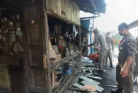 Petugas Satpol PP Padang membongkar bangunan liar yang berdiri di fasum. (Foto: Humas Satpol PP Padang)