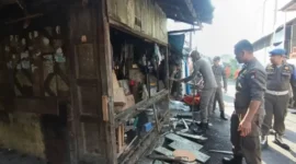 Petugas Satpol PP Padang membongkar bangunan liar yang berdiri di fasum. (Foto: Humas Satpol PP Padang)