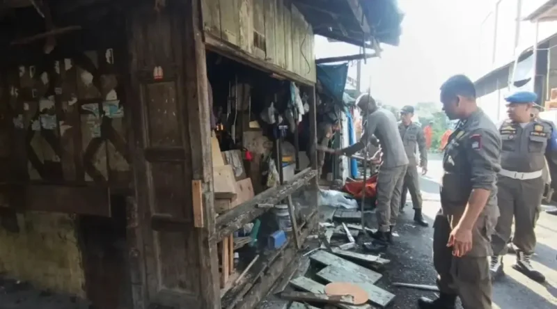 Petugas Satpol PP Padang membongkar bangunan liar yang berdiri di fasum. (Foto: Humas Satpol PP Padang)