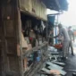 Petugas Satpol PP Padang membongkar bangunan liar yang berdiri di fasum. (Foto: Humas Satpol PP Padang)