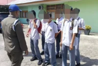 Satpol PP Padang mengamankan enam pelajar tingkat SMA/sederajat yang sedang berkumpul di warung saat kegiatan MPLS 2026, Selasa (14/7/2026). (Foto: Humas Satpol PP Padang) 