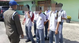 Satpol PP Padang mengamankan enam pelajar tingkat SMA/sederajat yang sedang berkumpul di warung saat kegiatan MPLS 2026, Selasa (14/7/2026). (Foto: Humas Satpol PP Padang) 