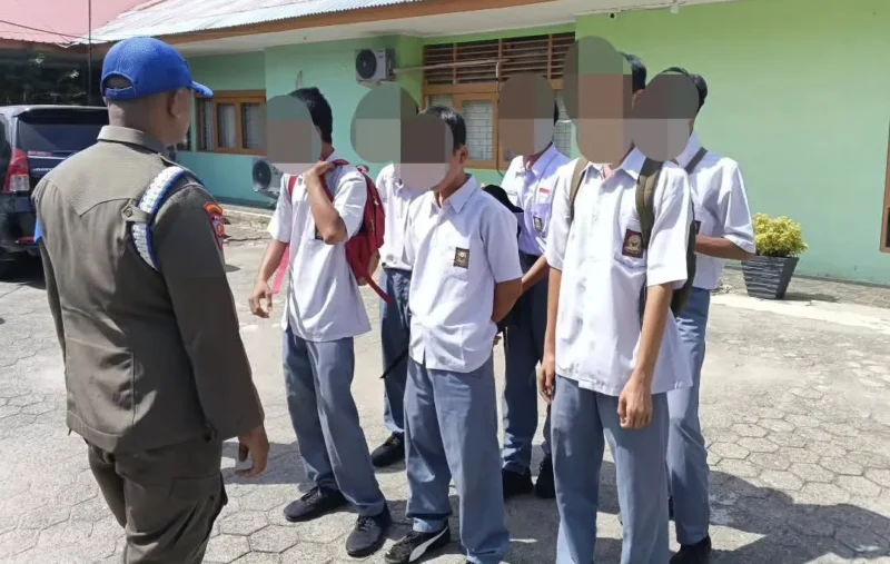 Satpol PP Padang mengamankan enam pelajar tingkat SMA/sederajat yang sedang berkumpul di warung saat kegiatan MPLS 2026, Selasa (14/7/2026). (Foto: Humas Satpol PP Padang) 