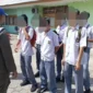 Satpol PP Padang mengamankan enam pelajar tingkat SMA/sederajat yang sedang berkumpul di warung saat kegiatan MPLS 2026, Selasa (14/7/2026). (Foto: Humas Satpol PP Padang) 