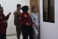 Petugas Satpol PP Padang mengamankan pasangan bukan suami istri dalam razia penginapan pada Minggu malam hingga Senin dini hari (5–6 Juli 2026). (Foto: Satpol PP Padang) 