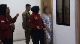 Petugas Satpol PP Padang mengamankan pasangan bukan suami istri dalam razia penginapan pada Minggu malam hingga Senin dini hari (5–6 Juli 2026). (Foto: Satpol PP Padang) 