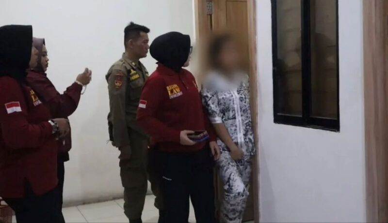 Petugas Satpol PP Padang mengamankan pasangan bukan suami istri dalam razia penginapan pada Minggu malam hingga Senin dini hari (5–6 Juli 2026). (Foto: Satpol PP Padang) 