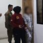 Petugas Satpol PP Padang mengamankan pasangan bukan suami istri dalam razia penginapan pada Minggu malam hingga Senin dini hari (5–6 Juli 2026). (Foto: Satpol PP Padang) 