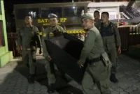 Petugas Satpol PP Padang menyita speaker dari kafe karaoke yang melanggar batas jam operasional di kawasan Jalan Hos Cokroaminoto, Rabu (8/7/2026) dini hari. (Foto: Humas Satpol PP Padang)