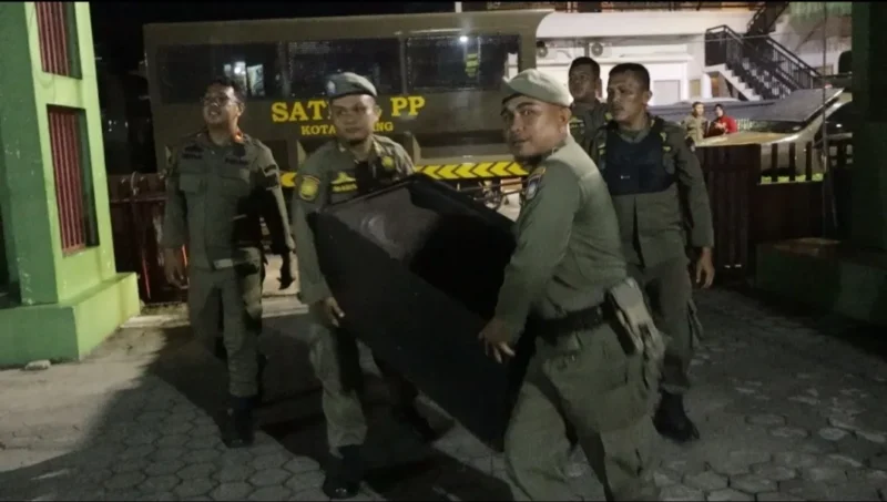 Petugas Satpol PP Padang menyita speaker dari kafe karaoke yang melanggar batas jam operasional di kawasan Jalan Hos Cokroaminoto, Rabu (8/7/2026) dini hari. (Foto: Humas Satpol PP Padang)