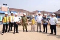Sekretaris Kemenpar, Bayu Aji meninjau lokasi rencana pembangunan Sekolah Rakyat di kawasan Kampus Politeknik Pariwisata NHI Bandung di Dayeuhkolot, Kabupaten Bandung, Jawa Barat. (Foto: Kemenpar)