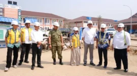 Sekretaris Kemenpar, Bayu Aji meninjau lokasi rencana pembangunan Sekolah Rakyat di kawasan Kampus Politeknik Pariwisata NHI Bandung di Dayeuhkolot, Kabupaten Bandung, Jawa Barat. (Foto: Kemenpar)
