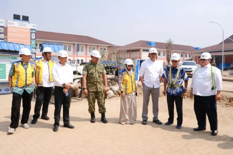 Sekretaris Kemenpar, Bayu Aji meninjau lokasi rencana pembangunan Sekolah Rakyat di kawasan Kampus Politeknik Pariwisata NHI Bandung di Dayeuhkolot, Kabupaten Bandung, Jawa Barat. (Foto: Kemenpar)