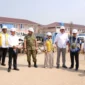Sekretaris Kemenpar, Bayu Aji meninjau lokasi rencana pembangunan Sekolah Rakyat di kawasan Kampus Politeknik Pariwisata NHI Bandung di Dayeuhkolot, Kabupaten Bandung, Jawa Barat. (Foto: Kemenpar)
