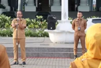 Sekretaris DPRD Provinsi Sumbar, Drs. Maifrizon, M.Si memimpin apel pagi di lingkungan Sekretariat DPRD Sumbar, Senin (13/7/2026). 
