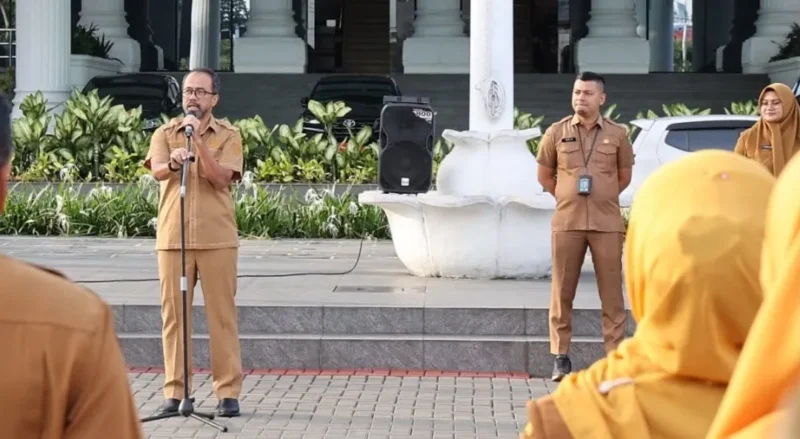 Sekretaris DPRD Provinsi Sumbar, Drs. Maifrizon, M.Si memimpin apel pagi di lingkungan Sekretariat DPRD Sumbar, Senin (13/7/2026). 