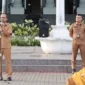 Sekretaris DPRD Provinsi Sumbar, Drs. Maifrizon, M.Si memimpin apel pagi di lingkungan Sekretariat DPRD Sumbar, Senin (13/7/2026). 