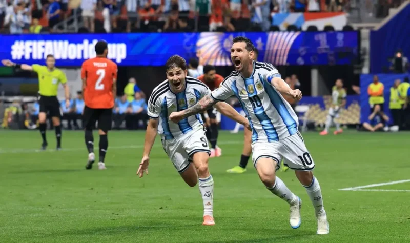 Striker Argentina, Lionel Messi, melakukan selebrasi setelah mencetak gol ke gawang Mesir pada pertandingan babak 16 besar Piala Dunia FIFA 2026. (Foto: FIFA.com)