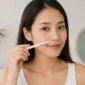 Ilustrasi seorang wanita mencukur kumis. (Foto: AI Generate)
