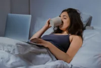 Ilustrasi seorang wanita menikmati minuman hangat. (Foto: Pexels)