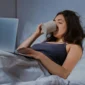 Ilustrasi seorang wanita menikmati minuman hangat. (Foto: Pexels)
