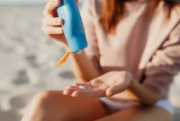 Ilustrasi seseorang mengoleskan tabir surya di pantai. (Foto: Pexels)