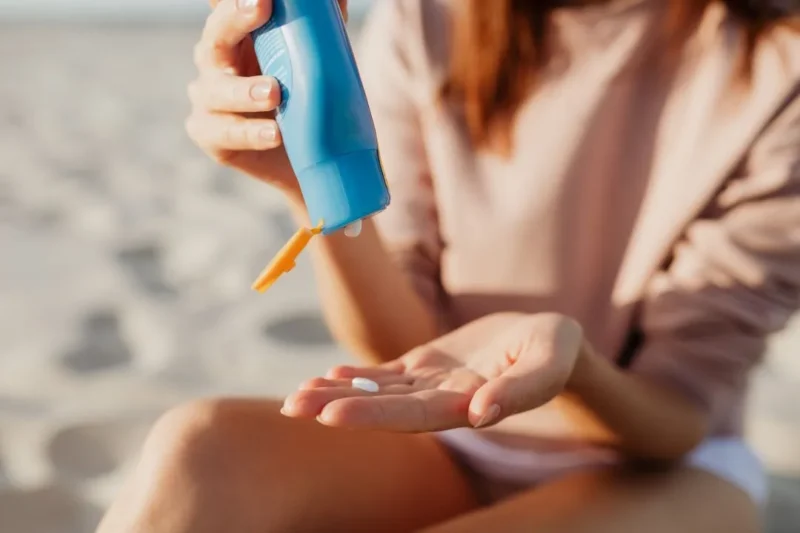 Ilustrasi seseorang mengoleskan tabir surya di pantai. (Foto: Pexels)